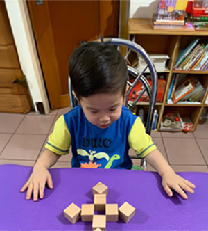 以福祿貝爾教具專注構築，啟發空間與數理思維。